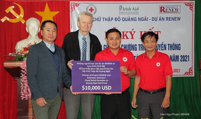 Flood relief supplies from US friends handed over to Quang Ngai people