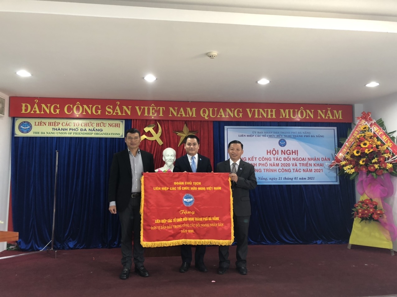 Da Nang Union of Friendship Organisations awarded Emulation Flag of VUFO