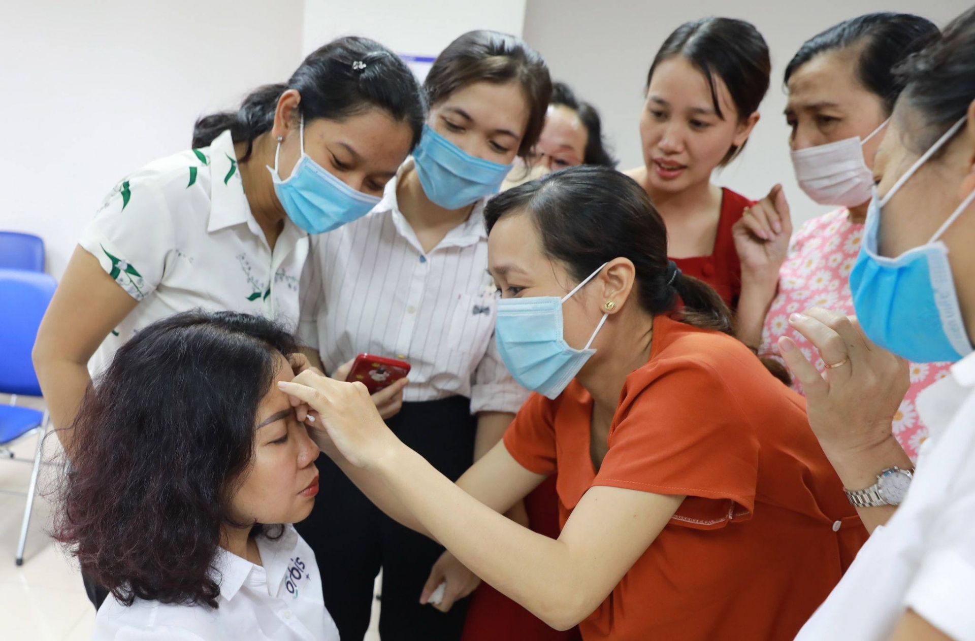 Bien Hoa: Primary eye care training for high shool medical staffs