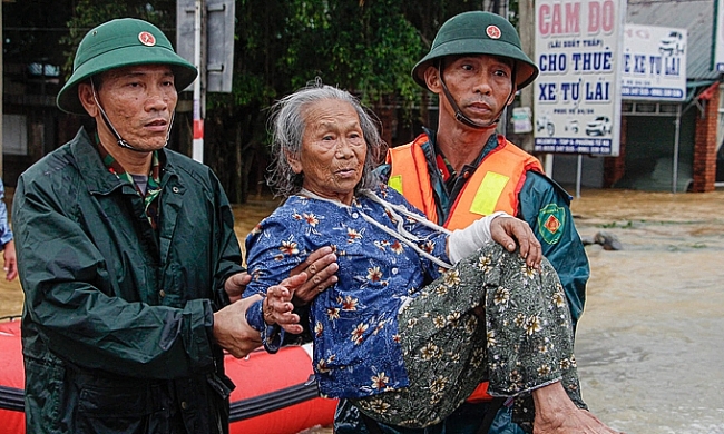 UNFPA presents aid to older people in floods-affected three provinces