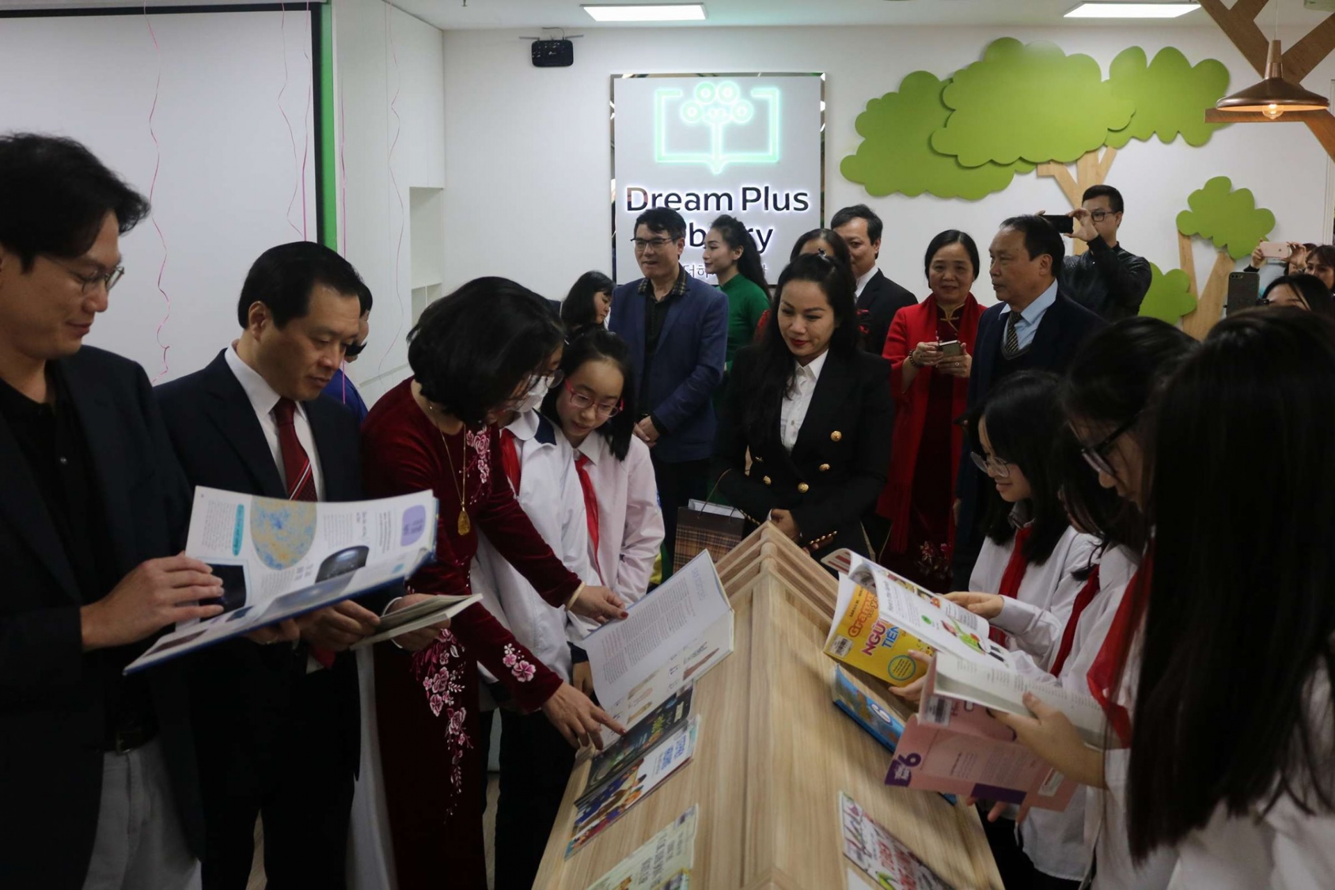 RoK sponsored Dream Plus Library launched at Hanoi Library