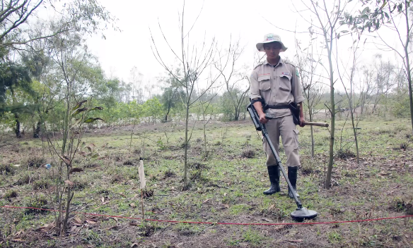 Project RENEW/NPA’s team destroys explosive ordnance cache in Quang Tri