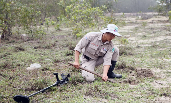 Project RENEW/NPA’s team destroys explosive ordnance cache in Quang Tri