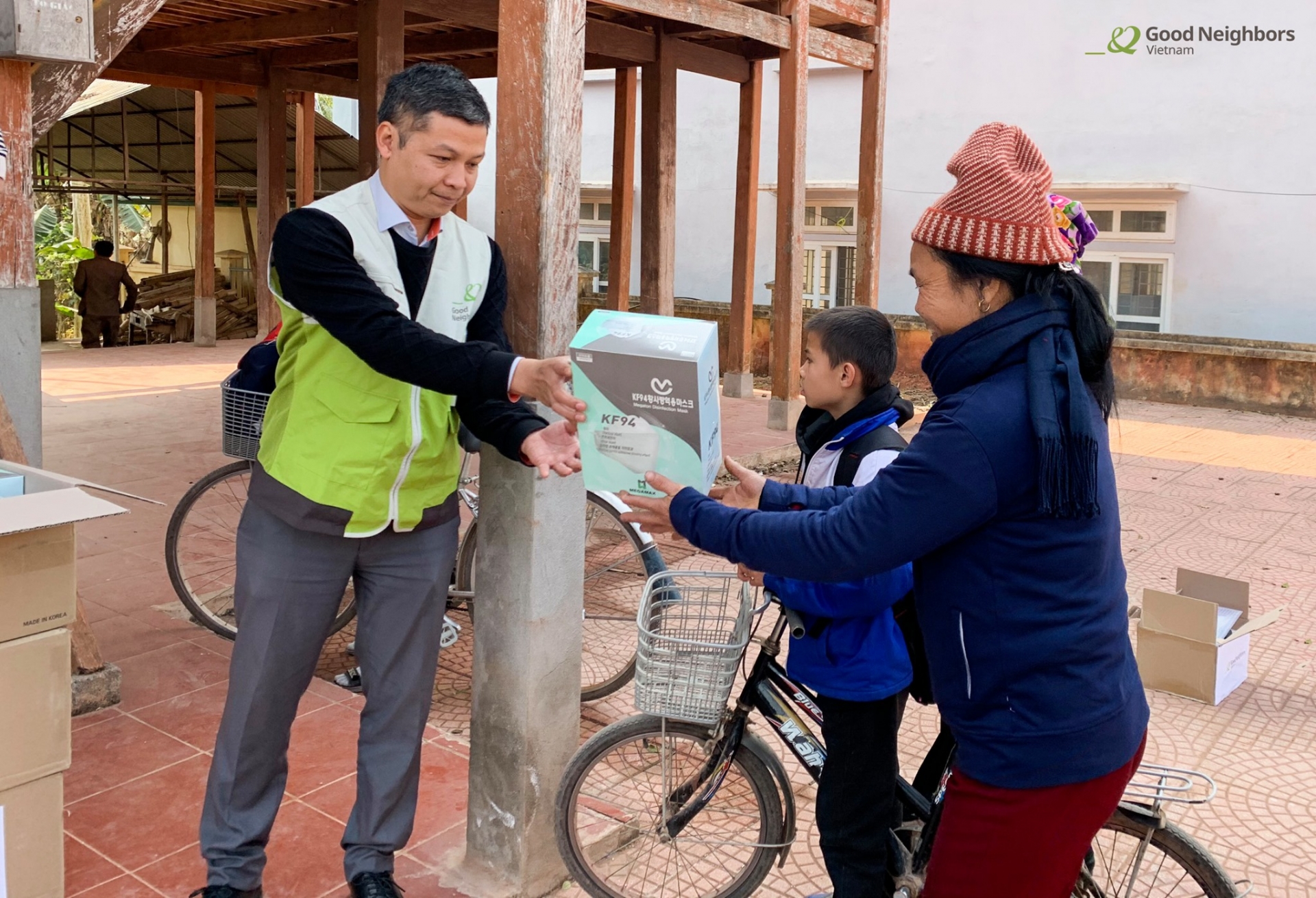 Good Neighbors gives face masks for Muong Pa's locals