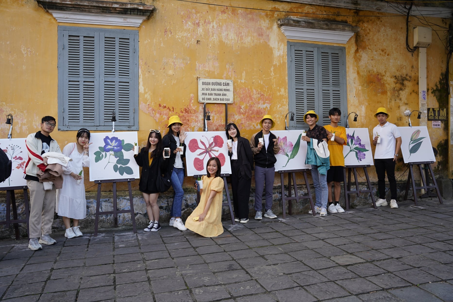 Exhibition introduces colombian flowers in hoi an city