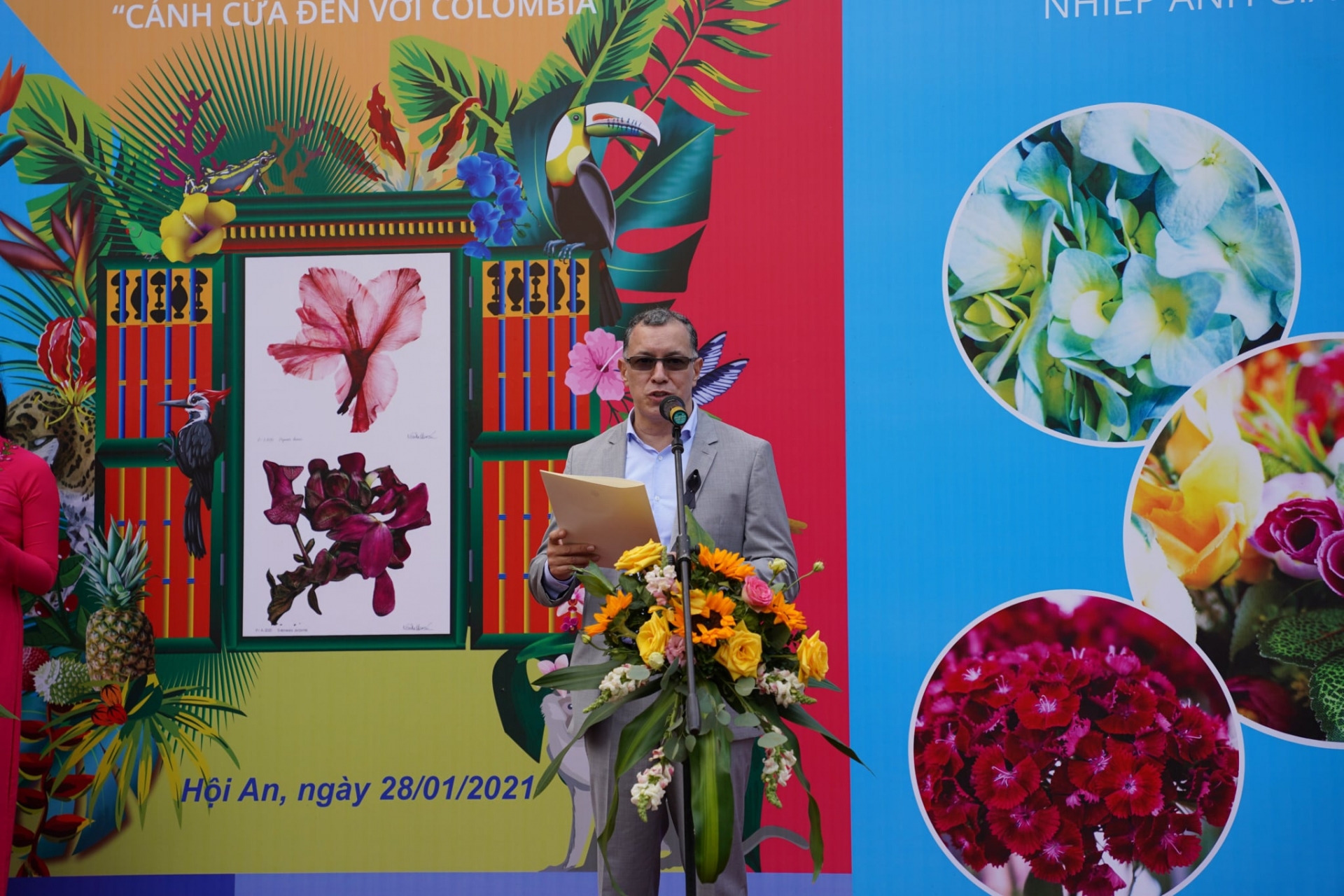 Exhibition introduces colombian flowers in hoi an city