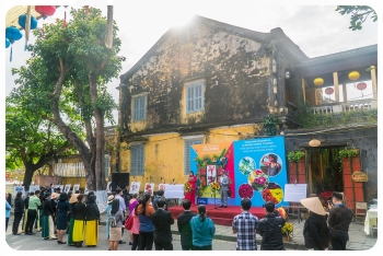 exhibition introduces colombian flowers in hoi an city