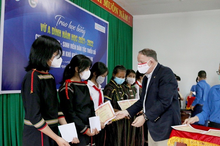 gifts presented to less fortunate children ahead of 2022 tet