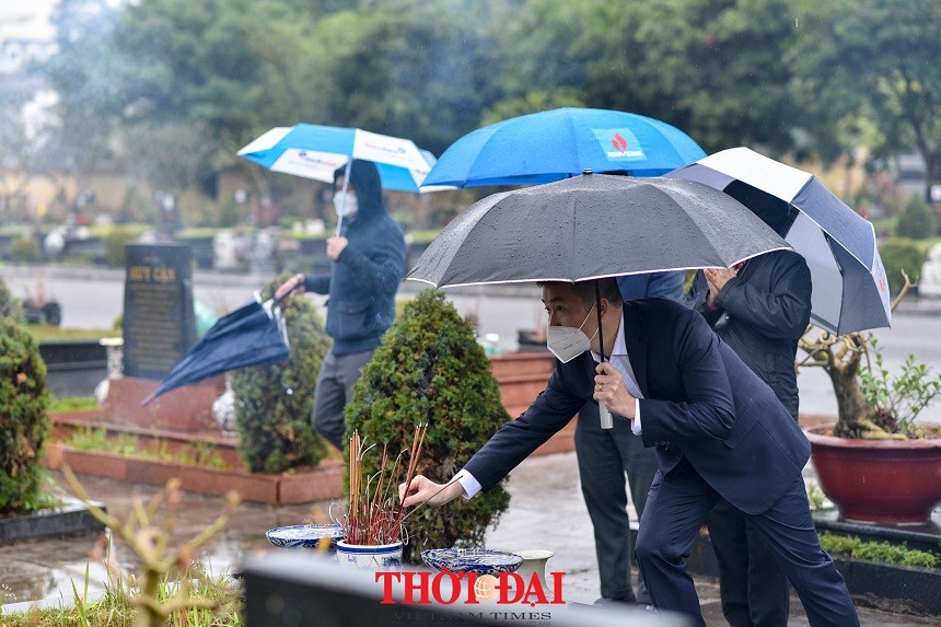 VUFO Pays Tribute to Revolution Contributors in Mai Dich Cemetery