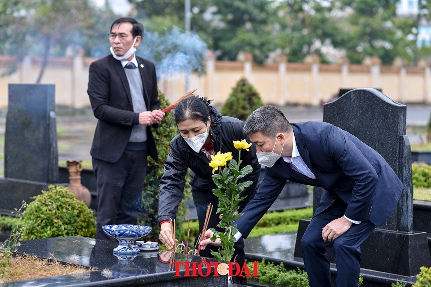 VUFO Pays Tribute to Revolution Contributors in Mai Dich Cemetery