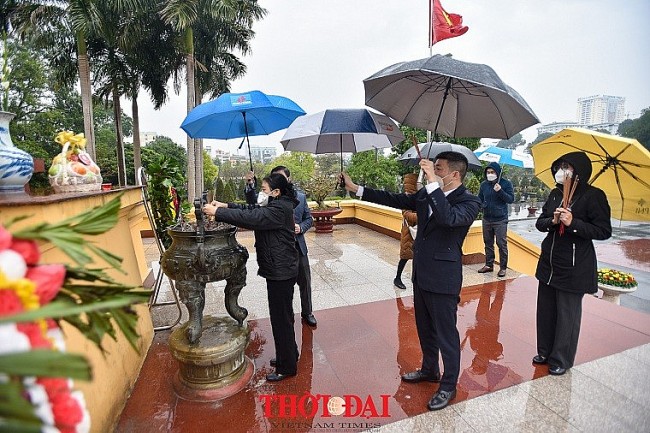 VUFO Pays Tribute to Revolutionaries in Mai Dich Cemetery