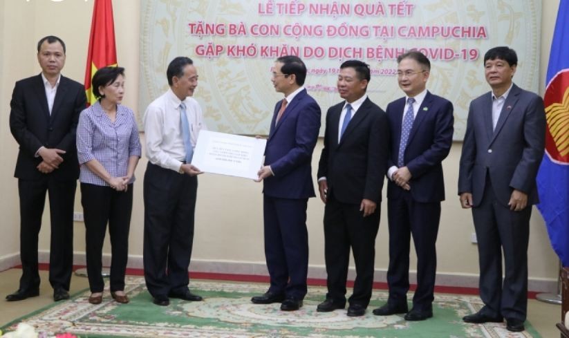 Vietnam Give Luner New Year Gifts to Needy Vietnamese Cambodians