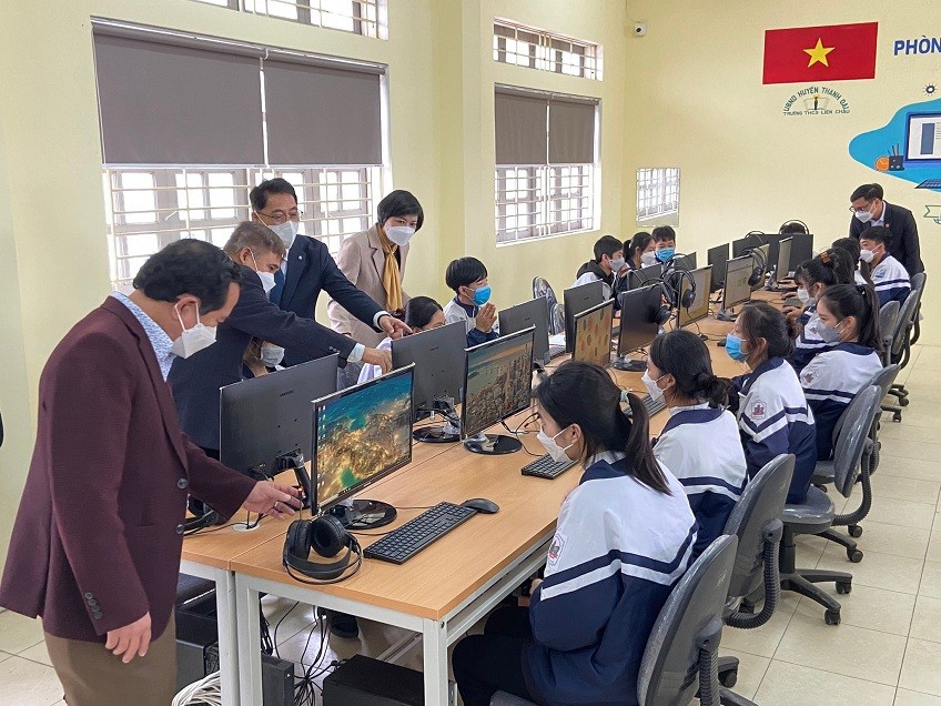 Students and staff are very happy with their new computer room. 