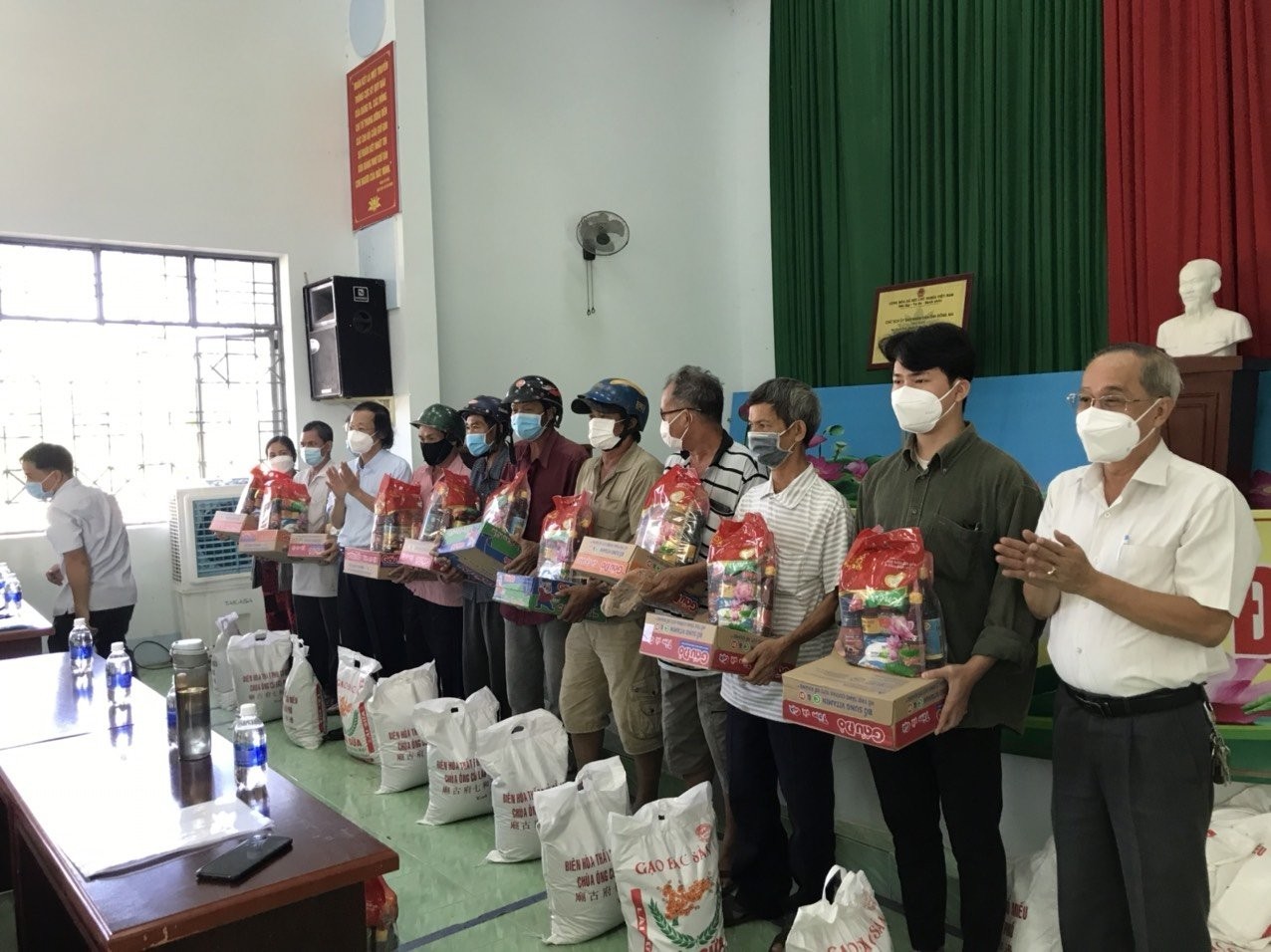 Dong Nai's Ethnic Chinese Receive Tet Gifts