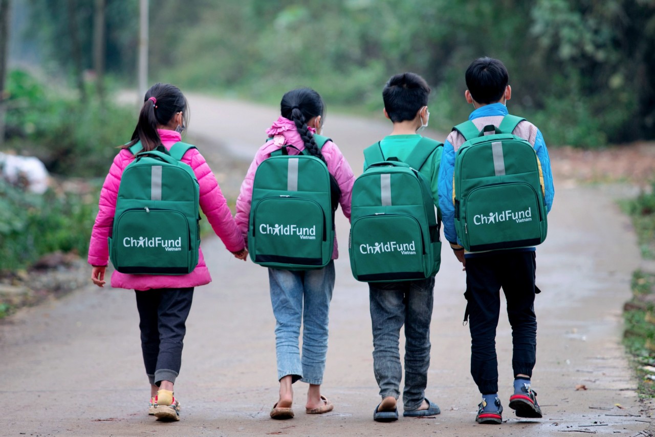 Rush to Deliver Gifts to the Poor Ahead of Tet Festival