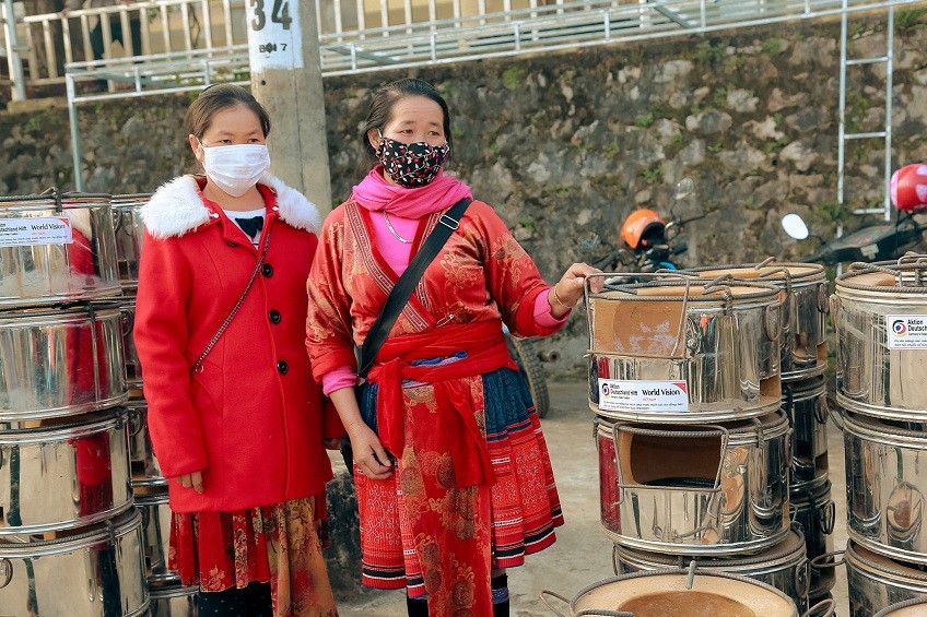 Rush to Deliver Gifts to the Poor Ahead of Tet Festival