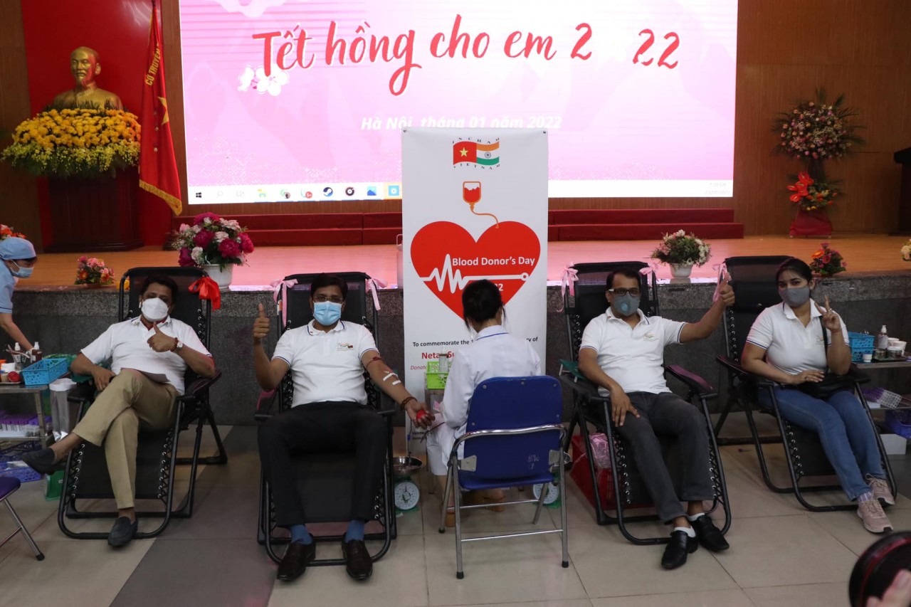 Ambassador and Indian Donate Blood Ahead of Lunar New Year