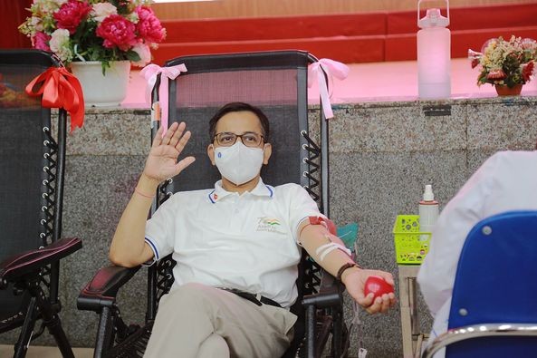 Ambassador and Indian Donate Blood Ahead of Lunar New Year