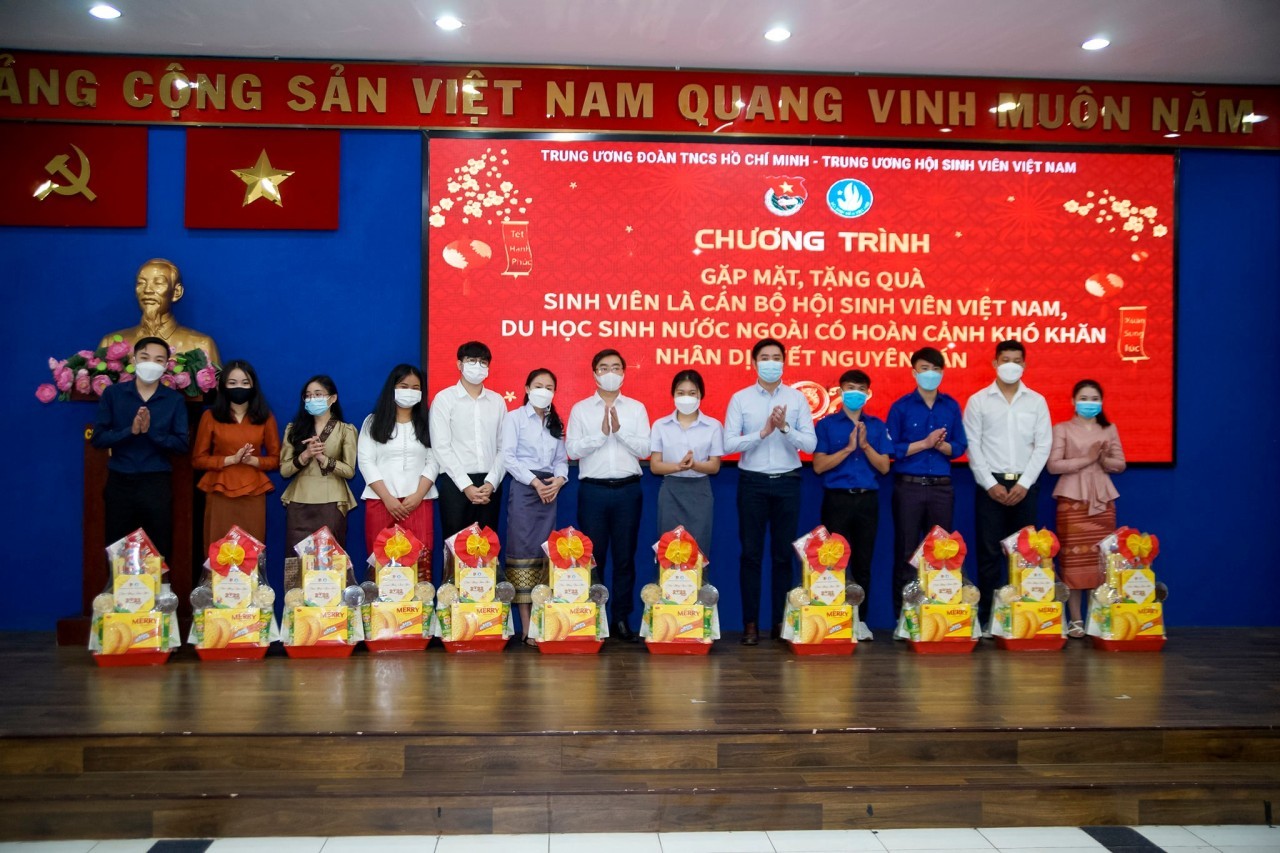 Vietnam Shares New Year Joy with Students of Laos, Cambodia