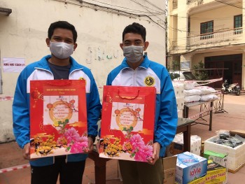 Vietnam Shares New Year Joy with Students of Laos, Cambodia