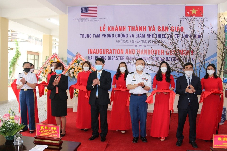 Do Gia Khanh (Director of the Department of Agriculture and Rural Development and Deputy Chief of the Steering Committee for Natural Disaster Prevention, Control, and Search and Rescue of the City of Hai Phong) and Major Yuan (Chief of the Office of Defense Cooperation from the U.S. Embassy) unveiled the plaque at the ceremony.