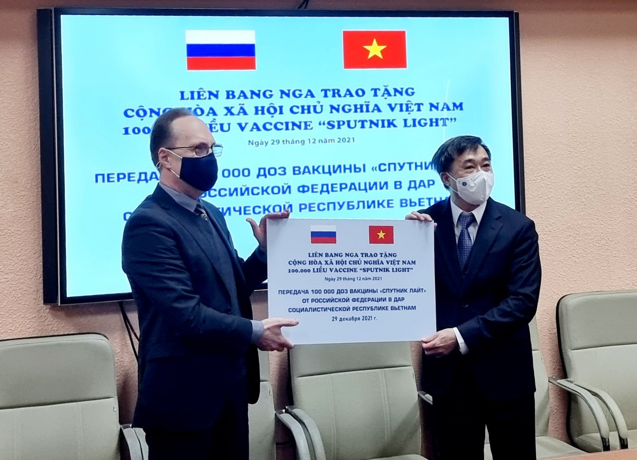 Russian Diplomat Impressed with Vietnam's Speed of Covid Vaccine Coverage