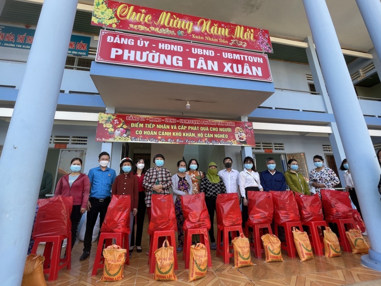 Needy Residents in Nghe An, Binh Phuoc Get Festive Goody Bags