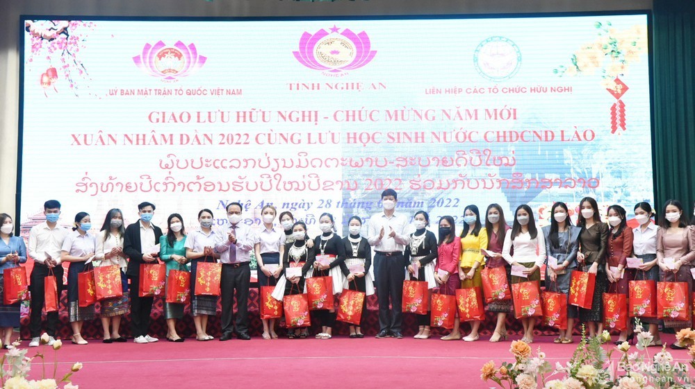 Needy Residents in Nghe An, Binh Phuoc Get Festive Goody Bags