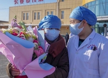 lao cai customs hands over 21000 medical masks to chinas hekou customs