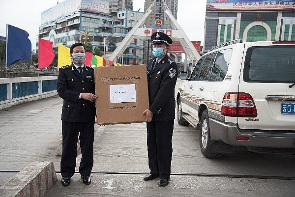 lao cai customs hands over 21000 medical masks to chinas hekou customs