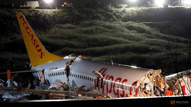 three dead more than 170 injured as turkey plane overruns runway and crashes