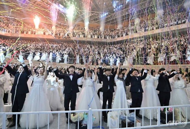 mass wedding held in south korea amid coronavirus fears
