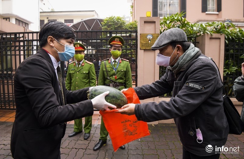 kuwait embassy supports vietnamese watermelon farmers