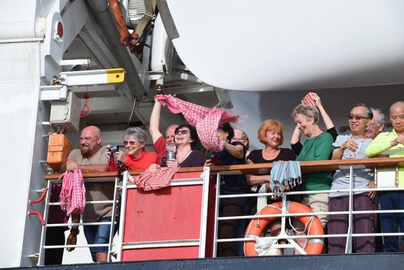 cambodias pm hun sen personally welcomes ms westerdam cruise ship