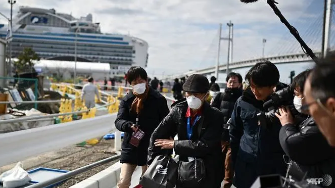 passengers leave coronavirus wracked diamond princess cruise ship in japan after 14 day quarantine