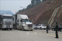 hundreds of fruit trucks still jammed at border gates with china