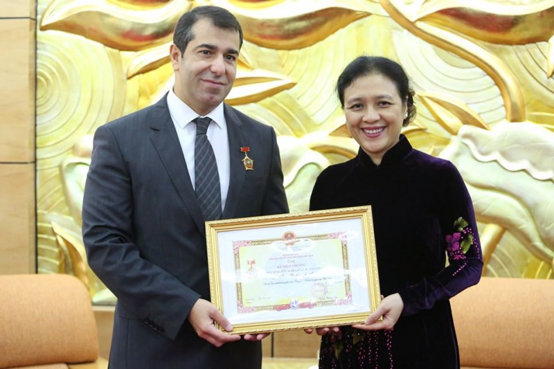 first azerbaijani ambassador in vietnam honored with vufos friendship medal