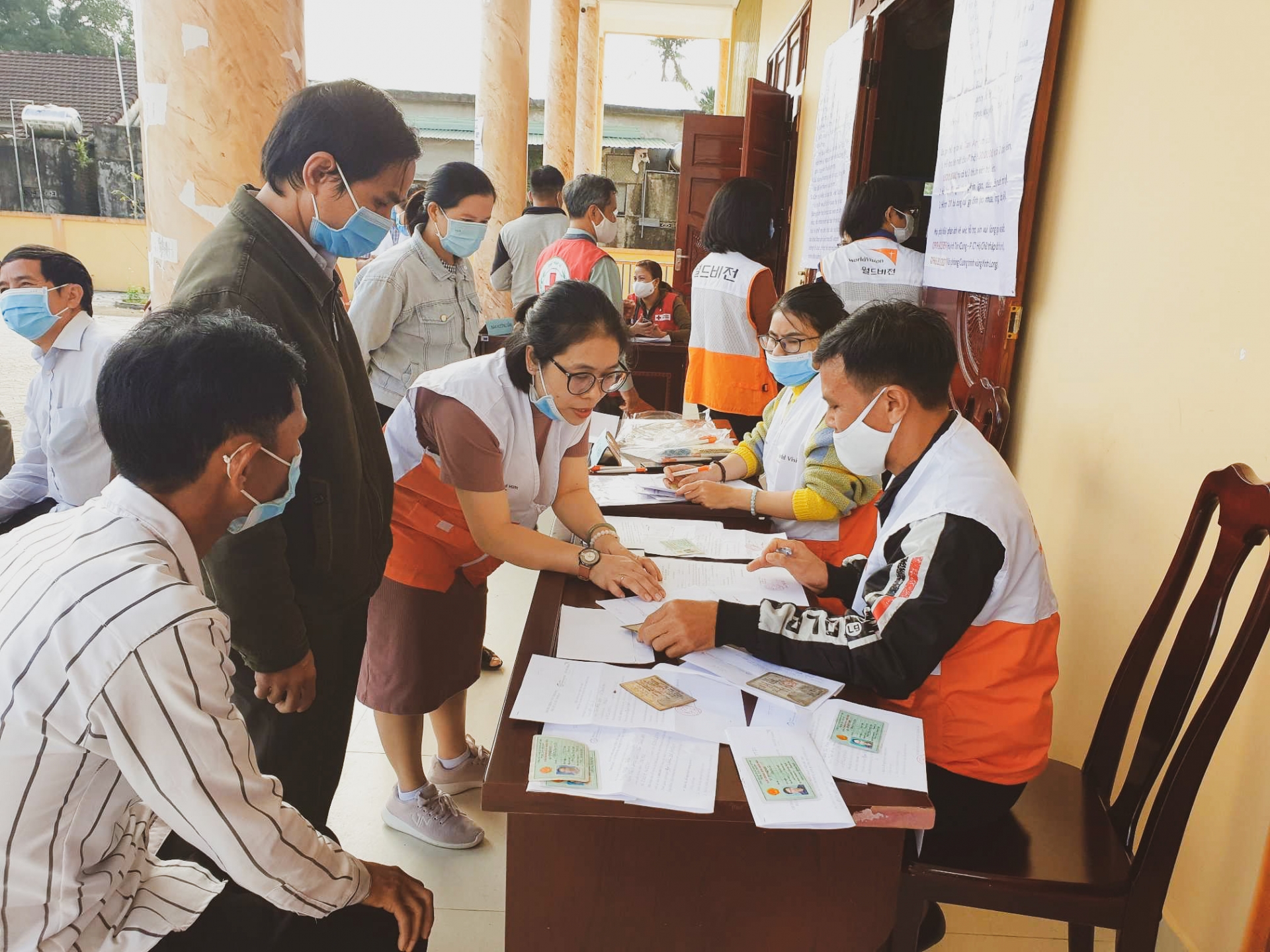Flood affected people in Quang Ngai receive support from NGO