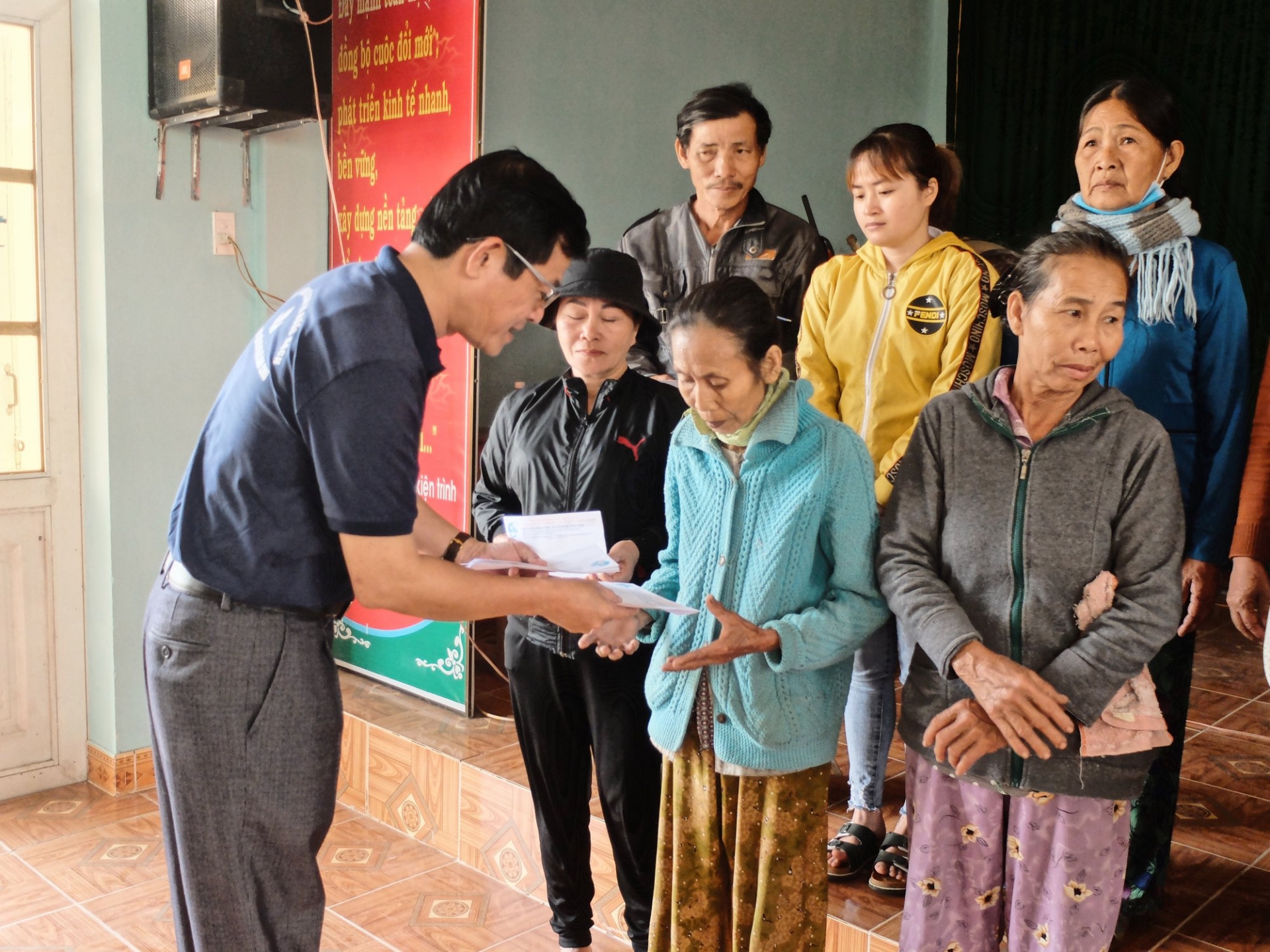 Quang nam: emwf supports flood hit people ahead of tet