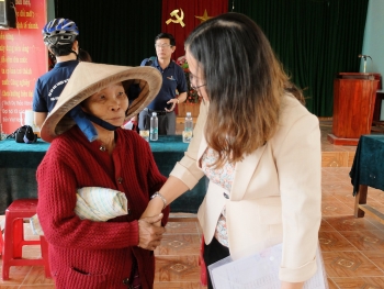 emwf supports flood hit people in quang nam province ahead of tet