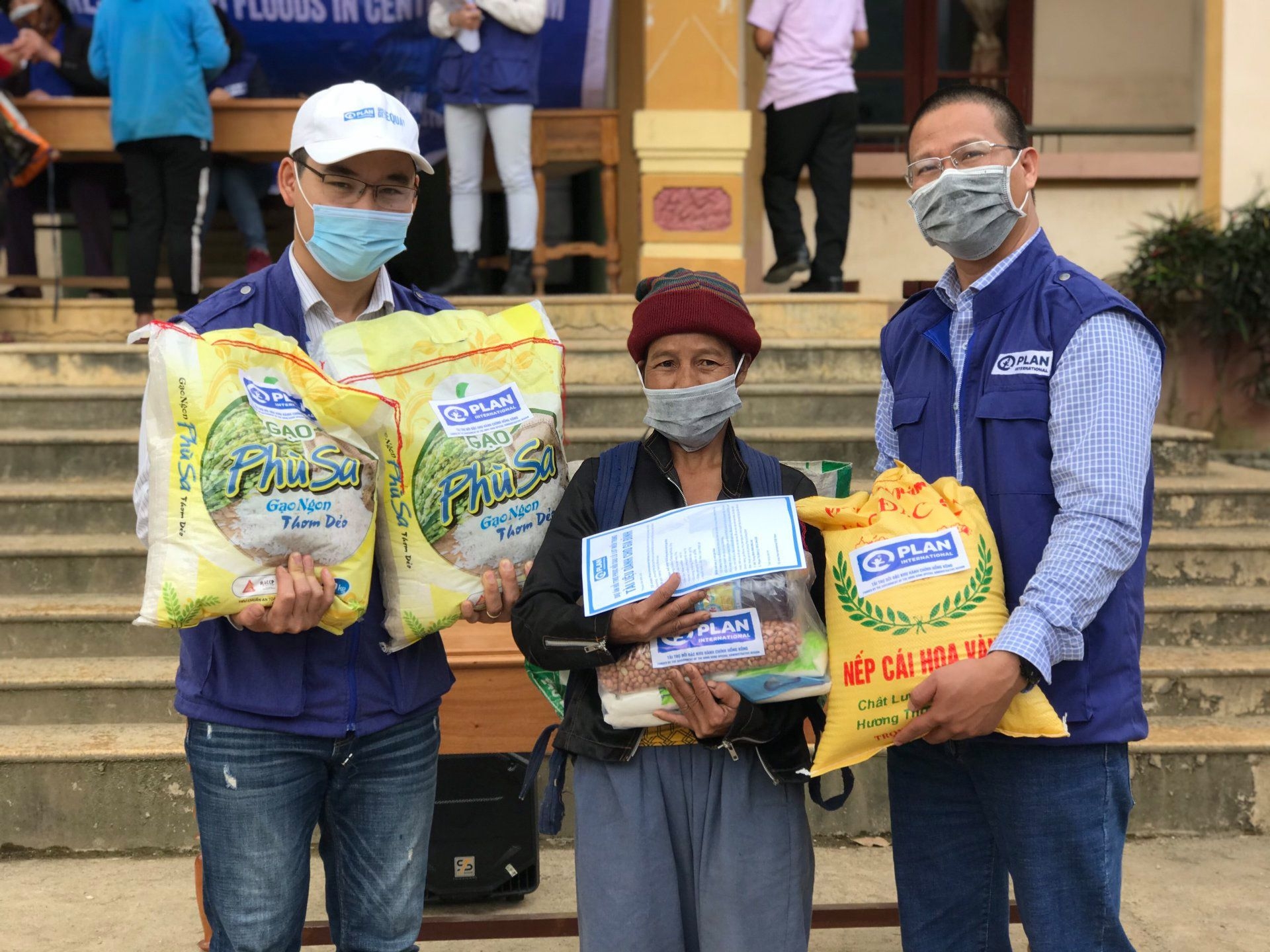 Warm tet festival amidst covid 19: aid sent to help quang binh's locals