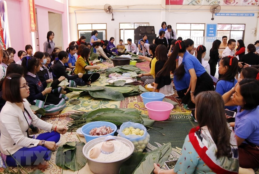 Nguyen du lao vietnamese bilingual school's students and teachers making “banh chung”