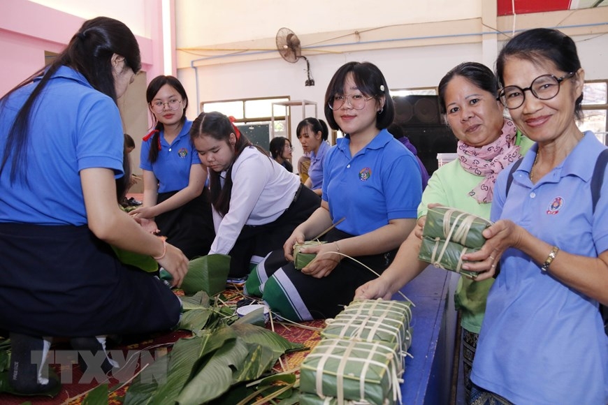 Nguyen du lao vietnamese bilingual school's students and teachers making “banh chung”