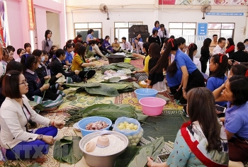 nguyen du lao vietnamese bilingual schools students and teachers making banh chung