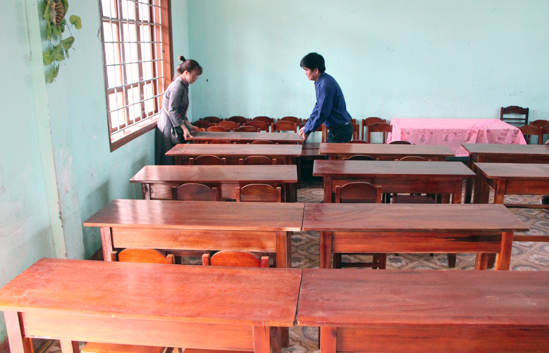 Essential teaching and learning equipment presented to flood hit Quang Tri