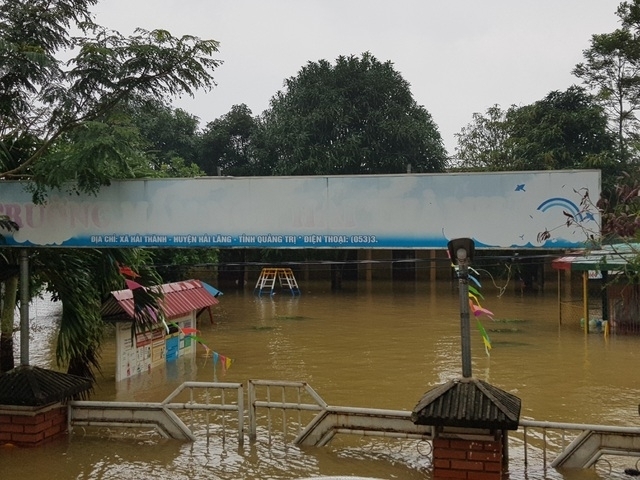 Essential teaching and learning equipment presented to flood hit Quang Tri