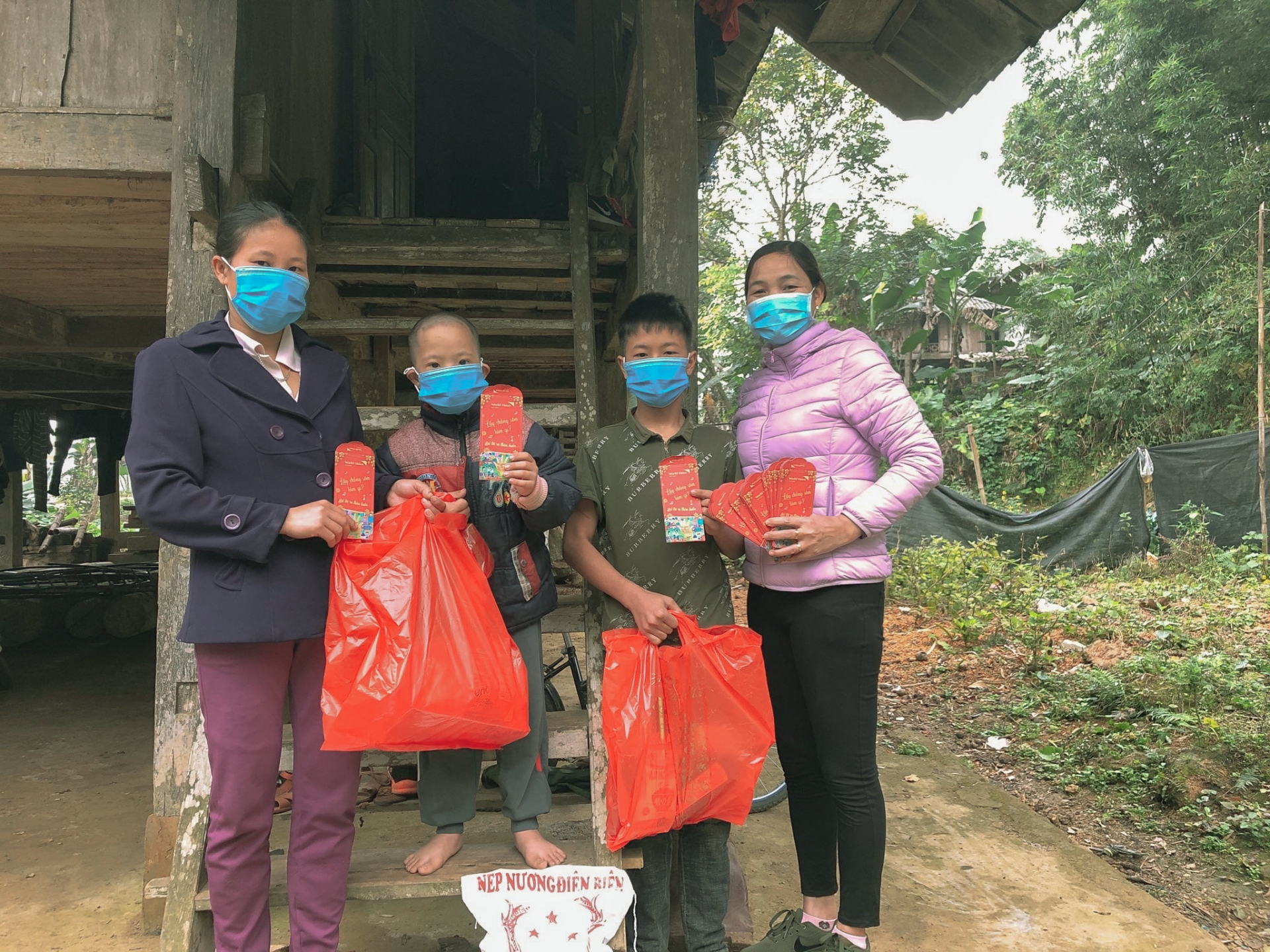 World Vision presents hundreds of Tet gifts to the needy in Hoa Binh