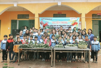 world vision presents hundreds of tet gifts to the needy in hoa binh