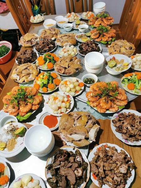 What happens to your body if you overeat during Lunar New Year's reunion meals