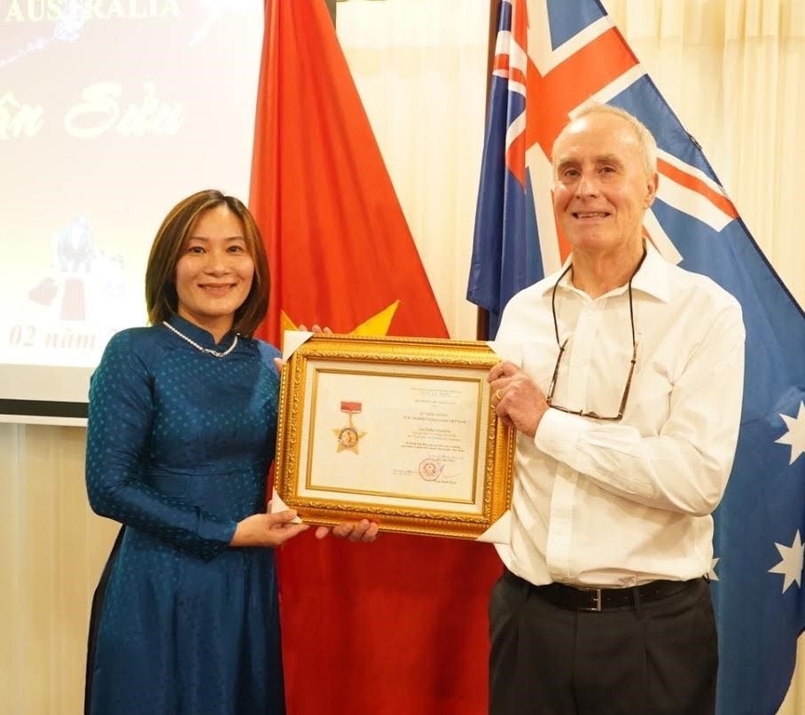 Friendship medal presented to former Australian Deputy Ambassador